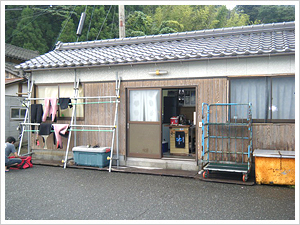 現地ハウス 岸壁前のクラブハウス
