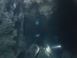 青の洞窟スキンダイバーとダイバー